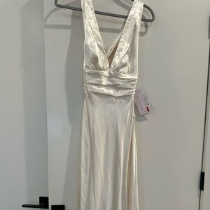 Ivory halter train style dress size 4,gorgeous dress for a night out.